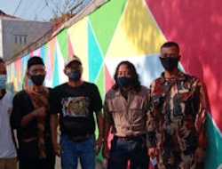 Ketua Distrik Angkatan Muda Siliwangi Kab. Karawang Ngobrol Santai Bersama Warga Kampung Bantar Kawung