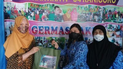 Peringati Hari Guru, Ketua Persit KCK Cabang XXII Kodim/0808 Blitar, Berikan Tali Asih Kepada Guru Yayasan Kartika Jaya