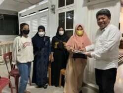 Tenaga Ahli Gubernur Serahkan Bantuan Kepada 50 Pelaku Usaha Mikro di Kota Palu