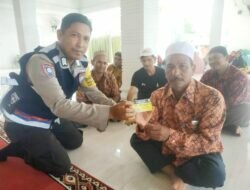 Bhabinkamtibmas Desa Bak Sukon Polsek Kuta Cot Glie Bagikan Kartu Nama Ke Warga di Desa Binaan