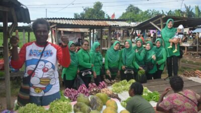 Sambut Natal dan Tahun Baru 2023, Persit KCK Koorcab Rem 174 Beserta Jajaran Menyerbu Lapak Jualan Mama-Mama Papua