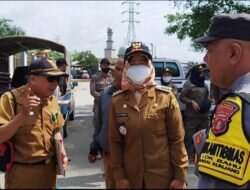 Melanggar Perda No 19/ 2021, Camat Sungai Kunjang Bongkar Lapak PKL Liar