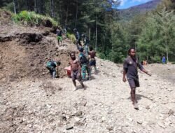 Satgas Mobile Raider 300 Siliwangi Bantu Warga Buka Lahan di Papua