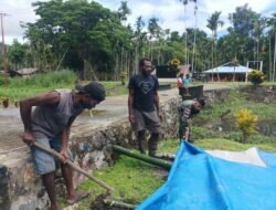 Prajurit Satgas Yonif 122/TS Bersama Masyarakat Kampung Ampas Mempersiapkan Acara Hari Natal