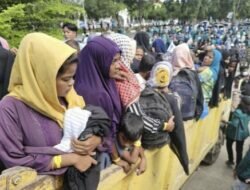 Mahasiswa memindahkan Paksa Rohingiya dari gedung BMA ke Kantor Kemenkumham Aceh