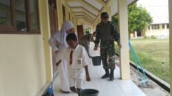 Tumbuhkan Semangat Belajar, Satgas Yonif 122/TS Ajak Murid SD Negeri Pitewi Bersihkan Lingkungan Sekolah