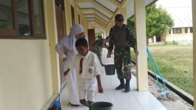 Tumbuhkan Semangat Belajar, Satgas Yonif 122/TS Ajak Murid SD Negeri Pitewi Bersihkan Lingkungan Sekolah