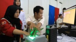 Pj Wali Kota Bekasi Pantau Langsung Perekaman e-KTP di Sekolah BKM